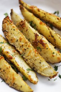Batatas Rústicas Assadas com Alho e Parmesão