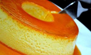 Pudim de Requeijão Cremoso com Calda de Caramelo