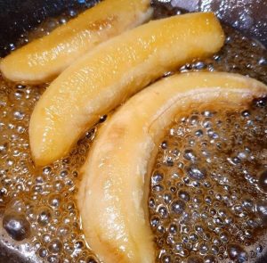 Banana Caramelizada na Frigideira com Calda de Açúcar