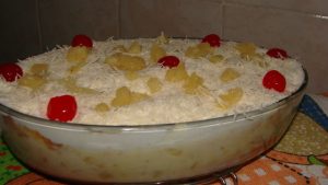 Bolo de Abacaxi na Travessa com Creme de Leite em Pó