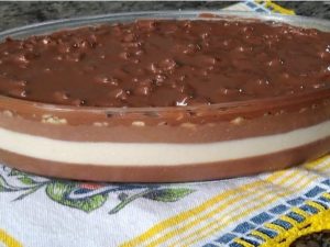 Ovo de Páscoa na Travessa com Creme e Chocolate