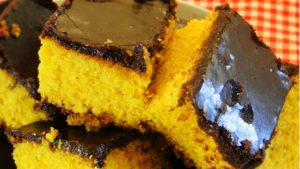 Bolo de Cenoura com Casquinha Crocante de Chocolate