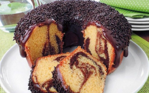 Bolo Mármore de Fubá com Brigadeiro