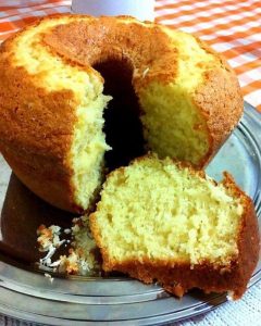 Bolo de Requeijão Fofo com Coco Ralado