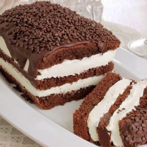 Bolo de Chocolate com Recheio de Leite em Pó e Creme de Avelã