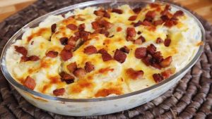 Mandioca Gratinada com Bacon e Molho Branco