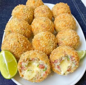 Bolinho de Arroz com Queijo e Calabresa Crocante