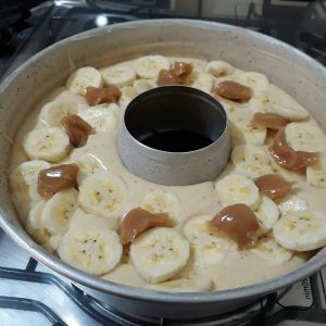 Bolo de Banana com Doce de Leite Fofinho e Fácil