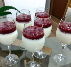 Mousse de Iogurte com Calda de Morango