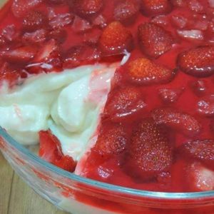 Sobremesa de Morango na Travessa com Creme e Gelatina