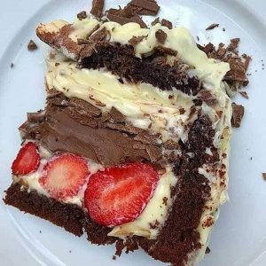 Bolo Kinder de Chocolate com Brigadeiro Branco