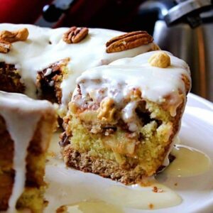 Bolo de Maçã com Canela e Cobertura Cremosa