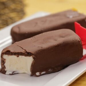 Picolé de Leite em Pó com Casquinha de Chocolate