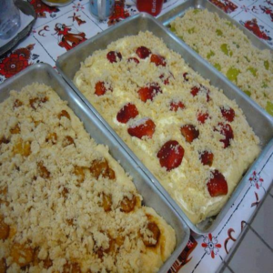 Cuca de Frutas com Farofa Crocante