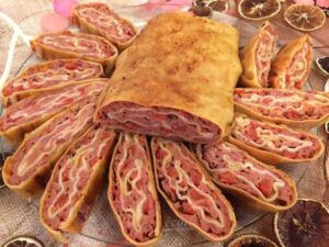 Rocambole de Calabresa e Queijo com Massa de Pastel