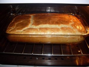 Pastelão de Liquidificador com Salsicha e Queijo