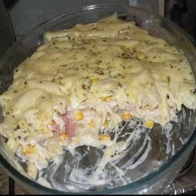 Penne ao Molho Branco com Presunto e Queijo Gratinado